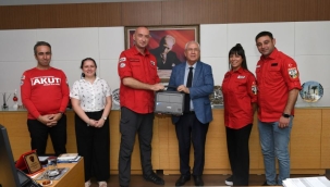 Karabağlar Belediyesi, AKUT'a "afet bilgisayarı" hediye etti