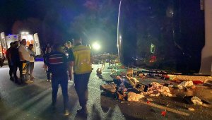 Kum kamyonu yolcu otobüsüyle çarpıştı: 6 ölü