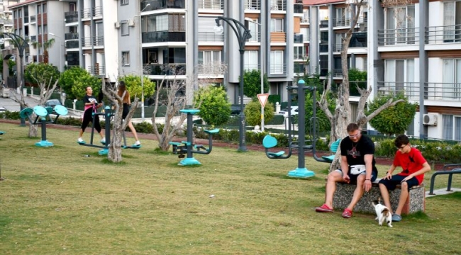 Kuşadası parkları, ilçe sakinlerini spora teşvik ediyor