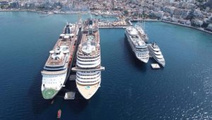 Kuşadası'na 1 günde 7 kruvaziyerle 8 bin 370 turist geldi