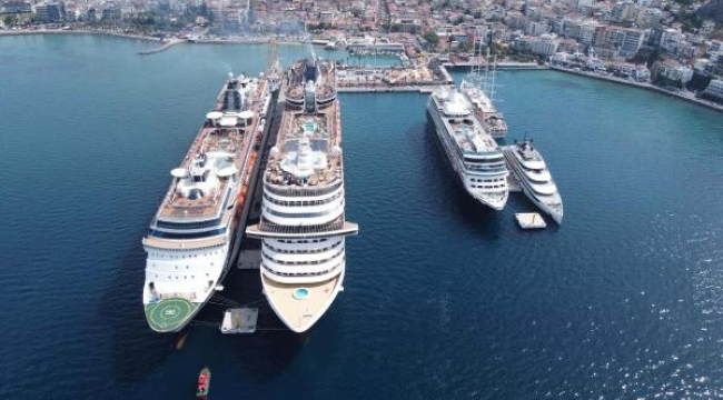 Kuşadası'na 1 günde 7 kruvaziyerle 8 bin 370 turist geldi