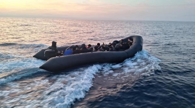 Kuşadası'nda 3 lastik botta 93 kaçak göçmen yakalandı