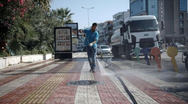 Kuşadası'nda temizlik mesaisi! Cadde ve sokaklar yıkanıyor