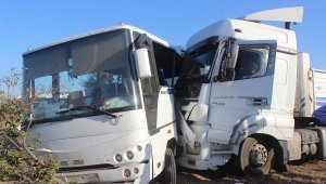 Manisa'da işçi servisi ile TIR çarpıştı: 23 yaralı