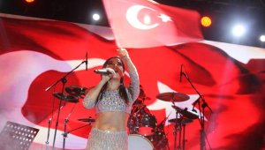 Manyas'ın kurtuluşu Burcu Güneş konseri ile kutlandı