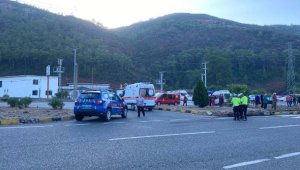 Marmaris'te servis minibüsü ile kamyonet çarpıştı; 1 ölü, 7 yaralı