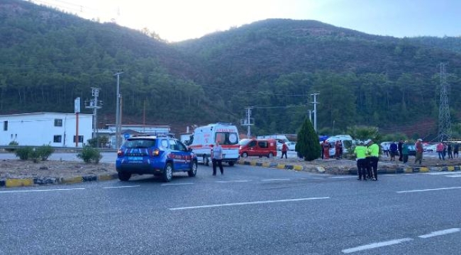 Marmaris'te servis minibüsü ile kamyonet çarpıştı; 1 ölü, 7 yaralı