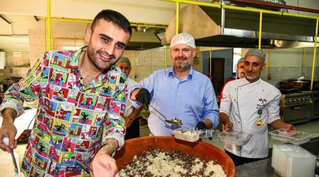 Menemen'de ünlü şef 100. yıl onuruna yemek dağıttı