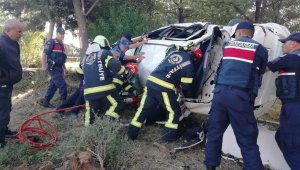 Mezarlığa yuvarlanan otomobilde 3 kişi öldü