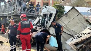 Milas'ta üst geçidin ayağına çarpan TIR'ın sürücüsü öldü