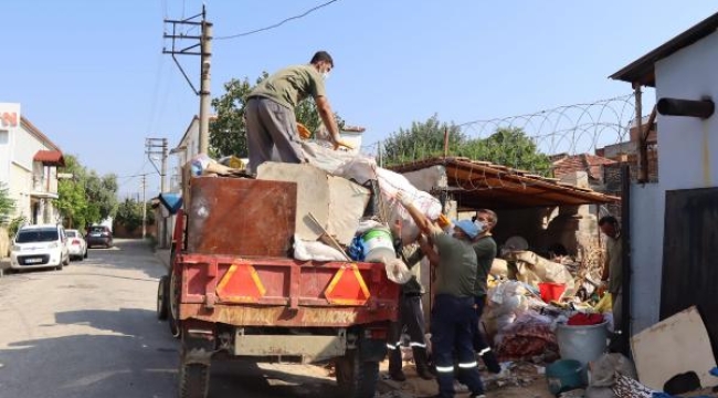 Nazilli'de çöp evden 7 kamyon atık çıkartıldı