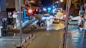 Otomobilini polisin üzerine sürdü