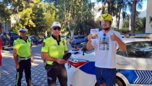 Polis önce ceza kesti, sonra kask hediye etti