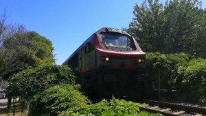 Salihli'de yük treni çarpan genç öldü