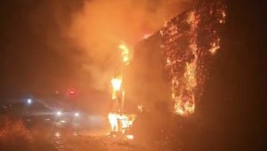 Saman yüklü kamyon yolda alev alev yandı