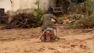 Sokaklardan çamur aktı