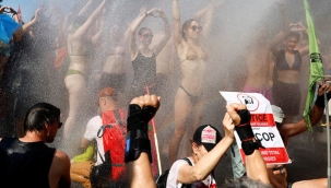 Soyunup, yol kapatma eylemi yaptılar