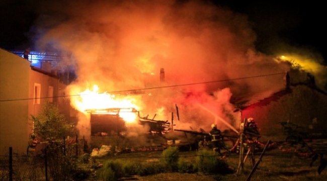 Uşak'ta alevli gece! İki müstakil ev yandı