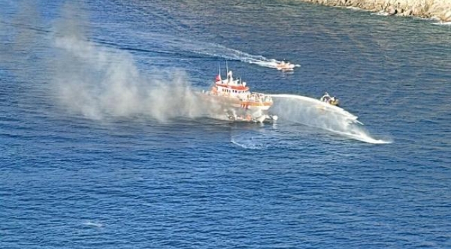 Yanan 6 metrelik bottaki 4 kişi kurtarıldı