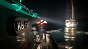 Yelkenli teknede 94 kaçak göçmen yakalandı