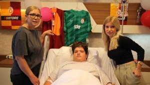 160 kiloya çıkan 15 yaşındaki Emre'ye ameliyat