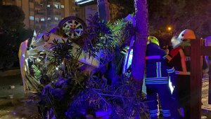 Aydın'da otomobil, kaldırımdaki direğe çarptı: 2 ölü