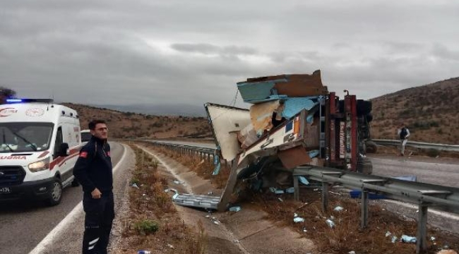 Balıkesir'de TIR devrildi; yol 9 saat trafiğe kapandı