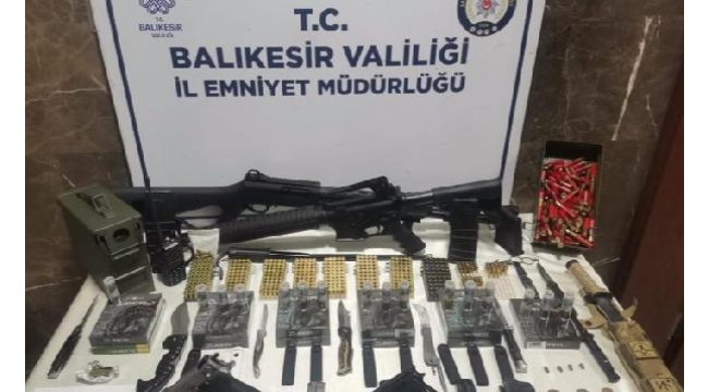 Bandırma'da yapılan operasyonda çok sayıda silah ele geçirildi