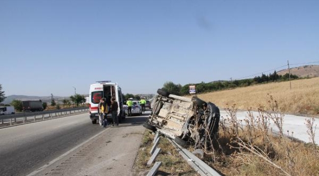 Bariyerlere çarpan hafif ticari araç devrildi, 4 kişi yaralandı