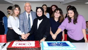 Başkan kız yurdunda 100. yıl pastası kesti