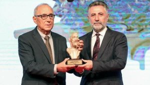 Bayraklı'da Ataol Behramoğlu'ndan '100'üncü yıl' sürprizi