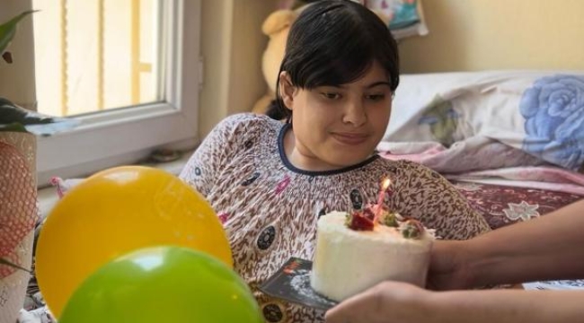Bedensel engelli Hediye'ye doğum günü sürprizi