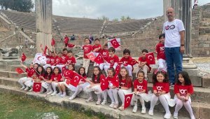 Bergama Asklepion'da ilkokul öğrencilerinden 'tarihi' kutlama