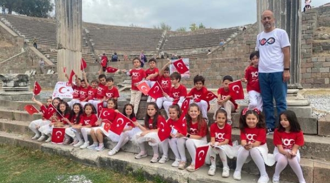Bergama Asklepion'da ilkokul öğrencilerinden 'tarihi' kutlama