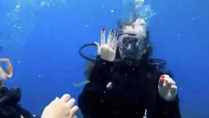 Bodrum'da su altında 'tektaş' ile sürpriz evlilik teklifi
