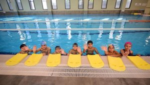 Bornova Çamdibi'nde 550 çocuk yüzme eğitimi alıyor
