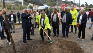Bornova'da Cumhuriyetin 100. yılı onuruna 100 fidan