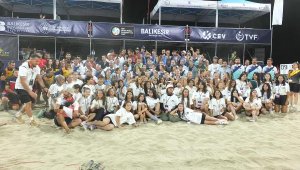 Burhaniye'de plaj voleybolu şöleni