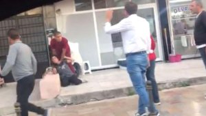 Cadde ortasında eşini bıçakladı!