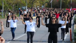 Çanakkale'de 2023 kişi zeybek oynadı