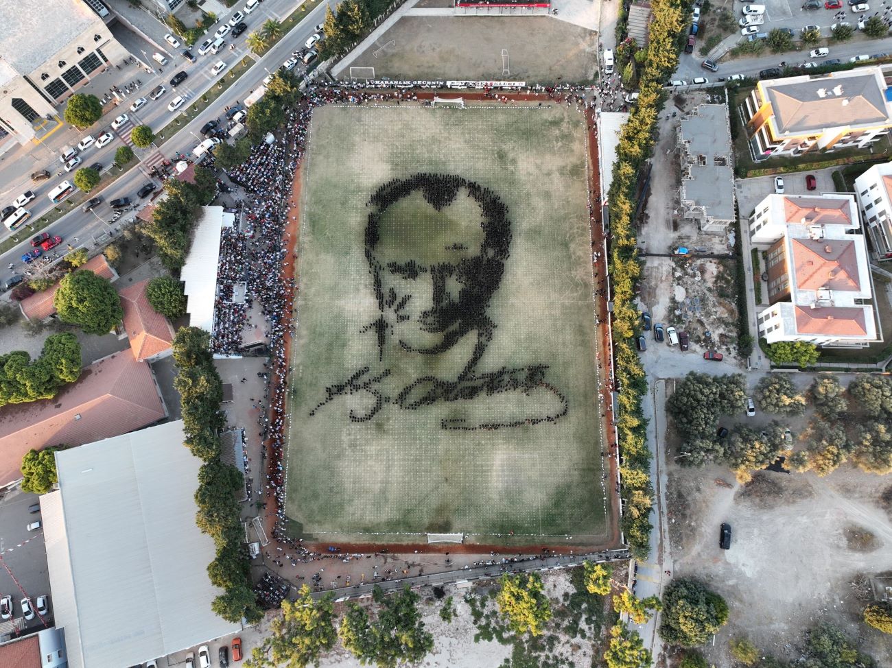 Çeşme'de 4 bin öğrenciden Atatürk silueti