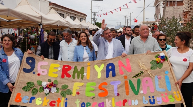 Çeşme'de sezon festivalle sürüyor