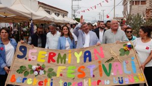 Çeşme'de sezon festivalle sürüyor