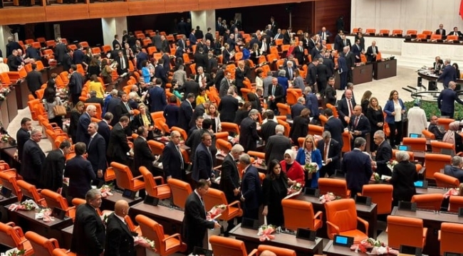 Cumhurbaşkanı Erdoğan Meclis'e gelince CHP ve HDP ayağa kalkmadı