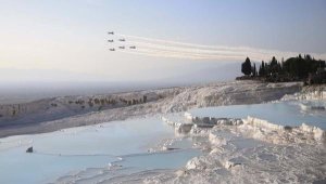 Cumhuriyetin 100'üncü yılında Pamukkale'de Türk Yıldızları gösterisi