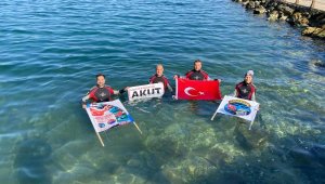 Cumhuriyetin 100'üncü yılında su altında bayrak açtılar