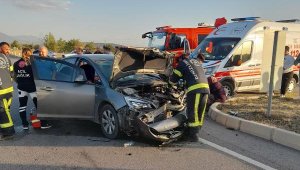 Denizli'de otomobil ile hafif ticari araç çarpıştı; 1 ölü, 5 yaralı