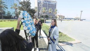 DEÜ'de akademik yıl çelenk sunma töreni ile başladı