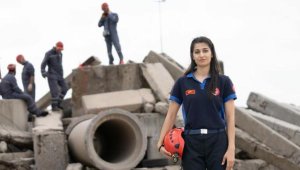 Enkazdan kurtarılan Simge itfaiyeci oldu