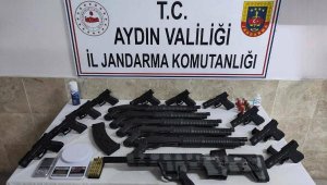 Evinde çok sayıda silahla yakalanıp, gözaltına alındı